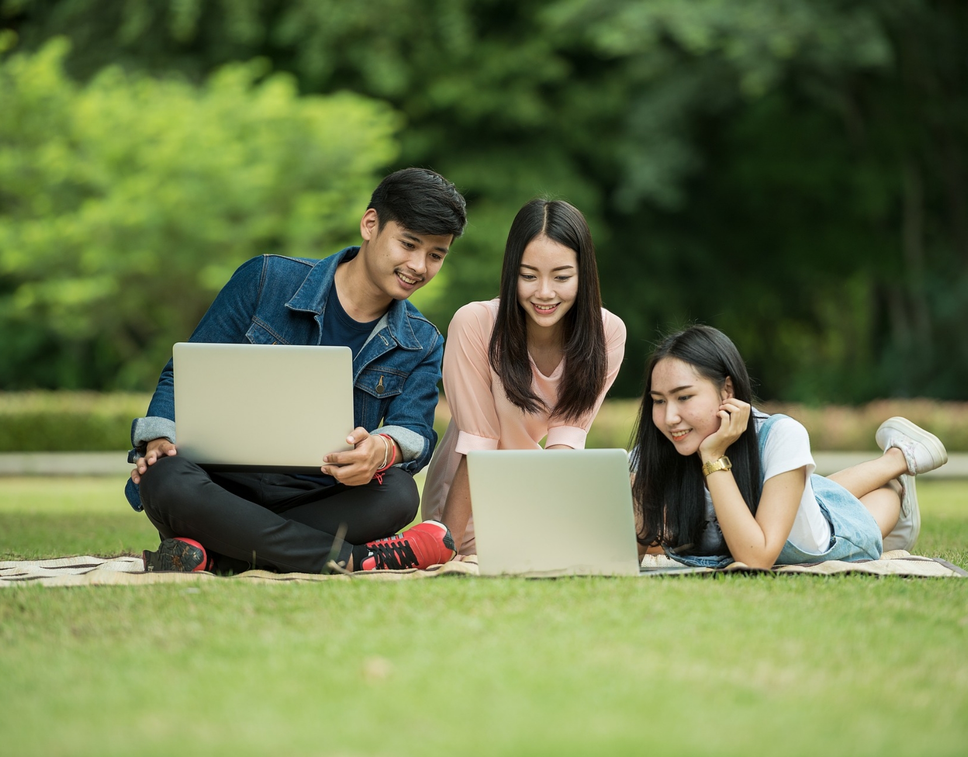 学生が学ぶ様子